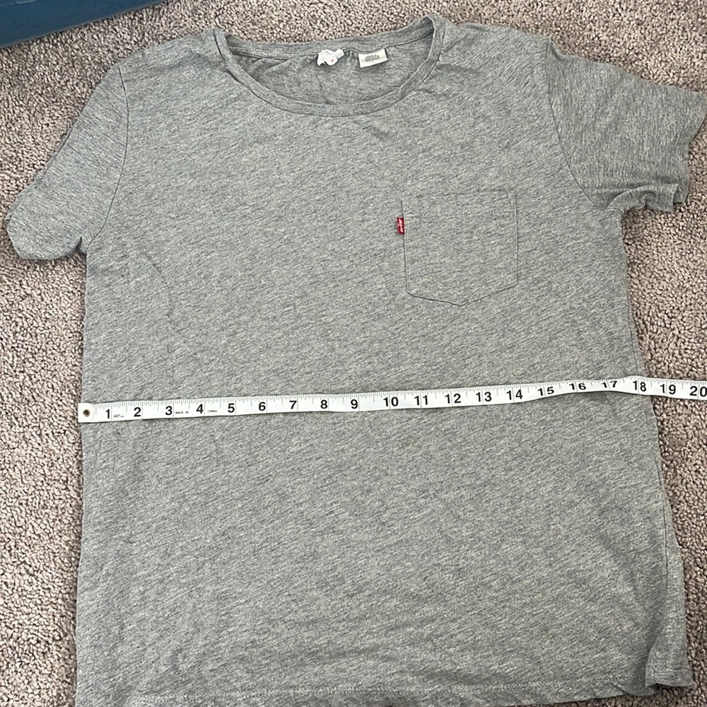 Levi’s basic tee
